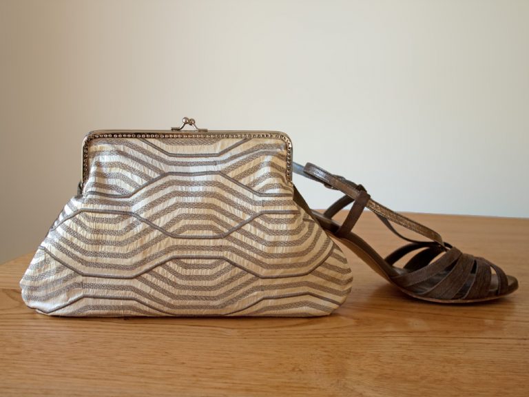 La pochette graphique, bicolore, et … assortie à mes chaussures!